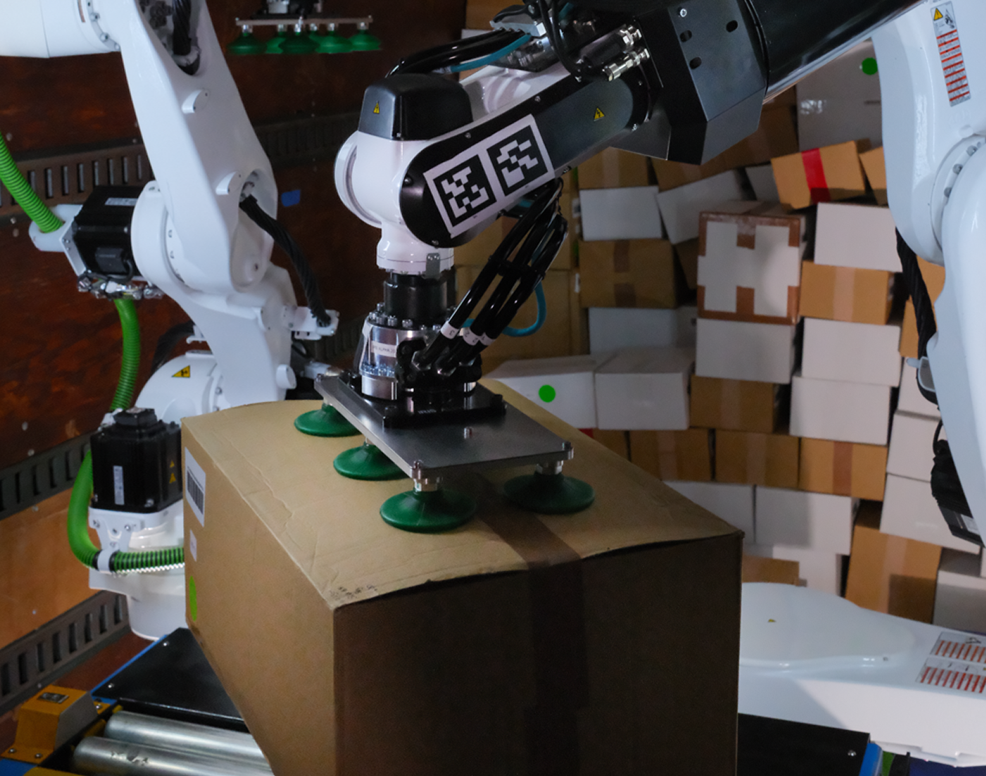Dexterity’s Mech robot lifting a box. Image source: dexterity.ai