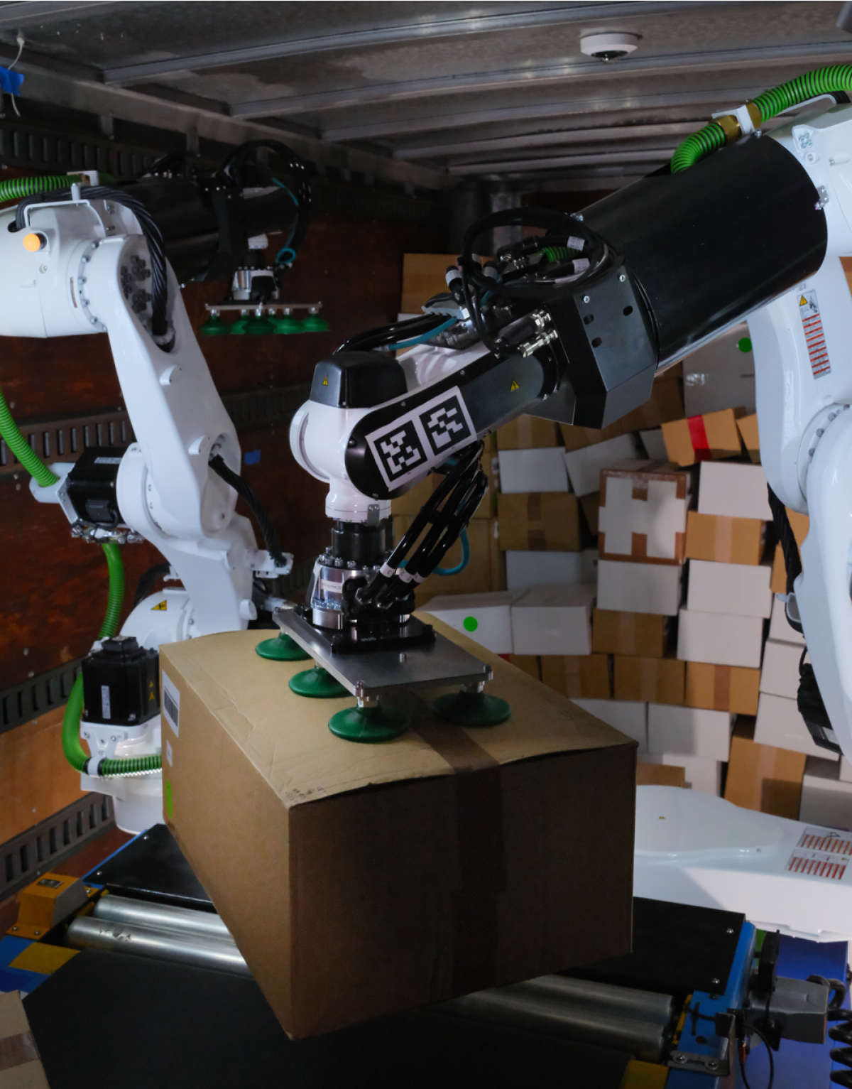 Dexterity’s Mech robot lifting a box. Image source: dexterity.ai